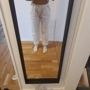 Grå mjukisbyxor  - NY MED ETIKETT PÅ!! Säljer ett par bekväma grå mjukisbyxor från Lager 157 I STL.S  Byxorna har elastisk midja med snörning och muddar vid bensluten. Perfekta för en avslappnad stil.