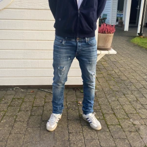 Jack & Jones Jeans Slitningar - Jack & Jones jeans med slitningar| Modell: Slim- Glenn👖| Modellen på bilden är 184| Hör av er vid fler frågor ☃️| 