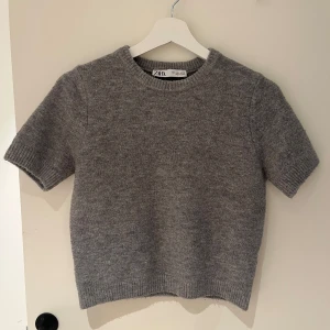 Stickad T-shirt - Säljer min stickade T-shirt från Zara i storlek S för att den inte längre kommer till användning💕