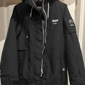 Svart jacka från Dope - Snygg svart jacka från Dope med dragkedja och huva. 