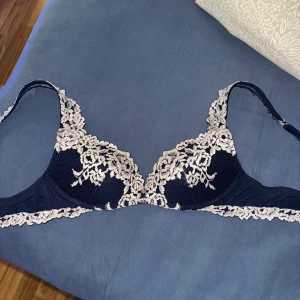 Intimissimi BH 75B - Jätte fin och i perfekt skick, kom inte till användning då den är för liten på mig men hade redan klippt av lapparna. Den har lite push up också.