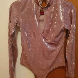 Lila sammet body - Det här en lila sammet body