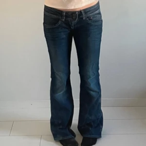 Blå bootcut jeans från Pepe Jeans - Midjemåttet 40  Innerbenslängd 85  Ytterbenslängd 104 Jag är 168💗