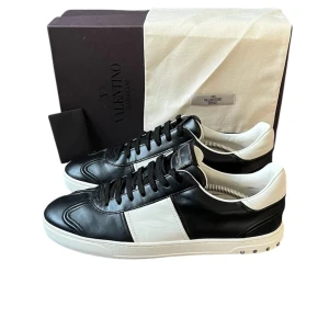 Valentino Flycrew Svart | 45  - Säljer dessa eftertraktade svarta Flycrews i storlek 45 (passar 45-46) | Skorna är i väldigt bra skick, inga defekter | Alla nitar kvar | Orginalbox, dustbag och valentinokort medföljer | Självklart äkta | Mer bilder finns :)