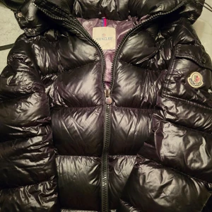 Moncler jacka - Riktigt fin jacka. Säljer den för den är för liten och behöver pengar. Har du några frågor är de ba att skriva. Pris kan diskuteras 