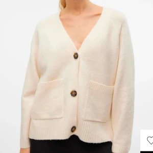 Beige kofta från vero moda  - Mysig beige kofta med stora knappar och två framfickor. Blivit lite knopprig eftersom jag använt den några gånger och tvättat den🤗