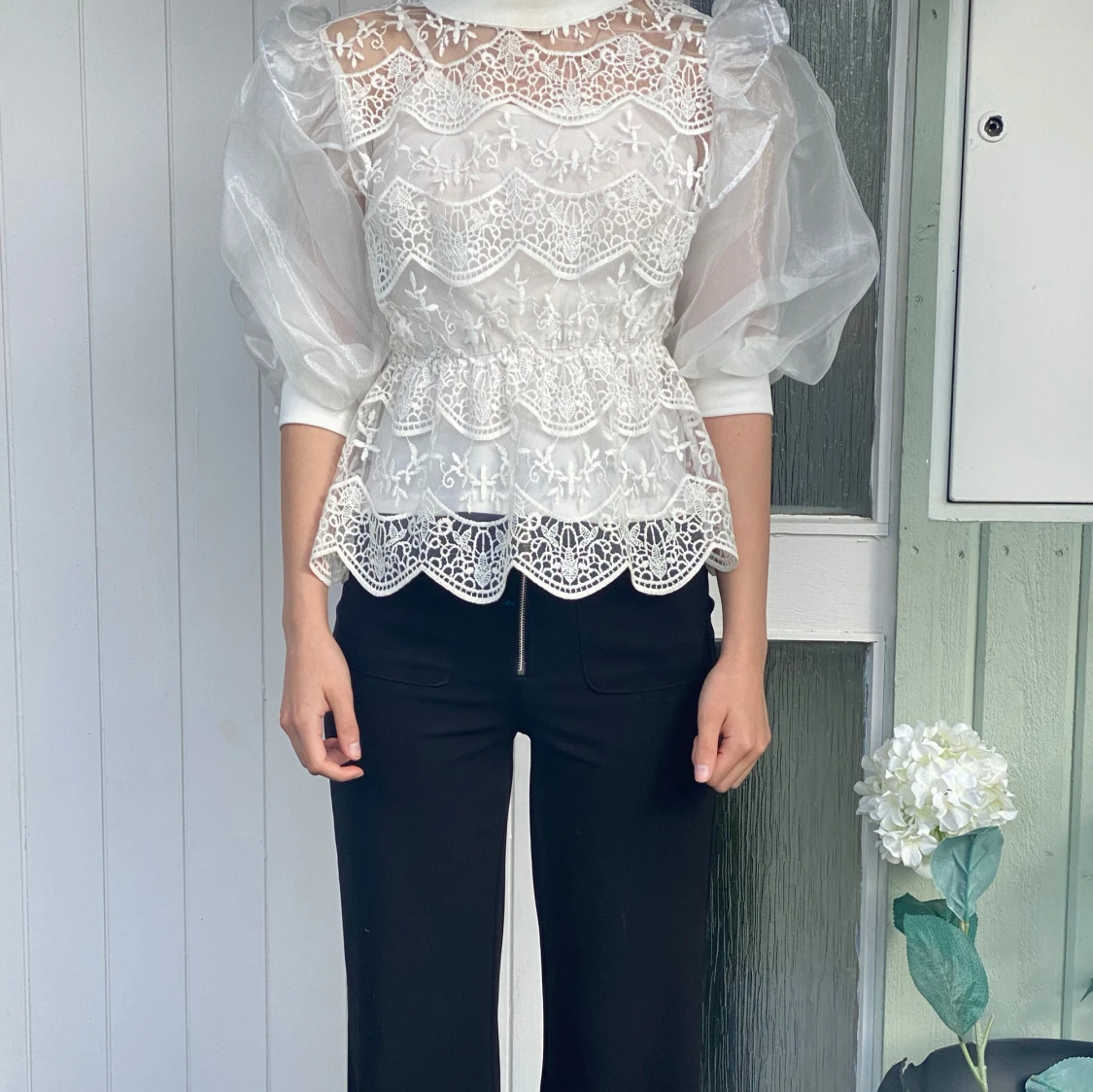 Vit blus med spetsdetaljer