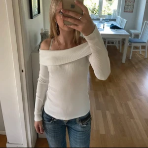Off shoulder tröja - Storlek xs, från ginatricot. Väl använd men i bra skick💘