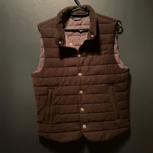 Stilren CAVOLI väst - Säljer nu min extremt sällsynta och exklusiva cavoli väst i storlek S. Västen är köpt i italien i somras men är ej använd då den va för liten och gick ej att returnera. Västen är i ett klassiskt och uppklätt mocha material i färgen mörkbrun. Nypris runt 3500kr. Priset går att förhandla vid snabb affär!