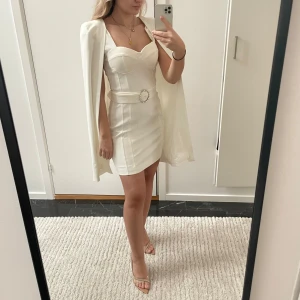 Lavish Alice Cape Dress - Superbra skick! Har aldrig använts, och prislapp finns kvar. Är helt ny, köptes förra året. Passar perfekt till studenten. Säljer den då den är för liten för mig. Köptes för 1200kr. Pris kan diskuteras vid snabb affär! 