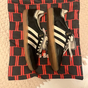 Svarta och vita Adidas Samba - snygga och knappt använda, endast lite smuts som kan gå bort.