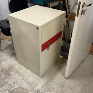 Kassaskåp - Ordentligt kassaskåp i betong! Ca 100kg. Finns att hämta i Gävle!