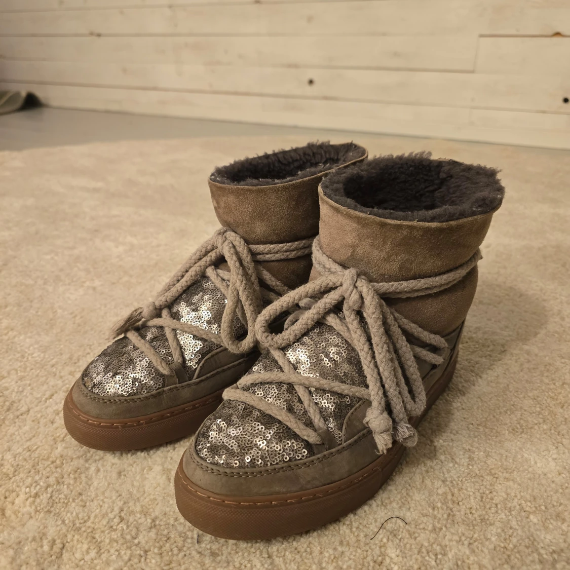 Grå  inukii boots med paljettdetaljer - 90