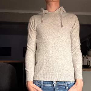 Grå stickad hoodie - Säljer en stilren beige stickad hoodie, Storleken är S men de passar Xs Perfekt för kyliga dagar och ger en avslappnad look. Hör av dig om du har några frågor eller funderingar!