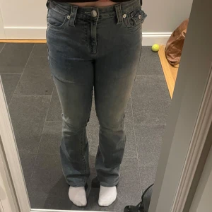Ljusblå Becca midrise från True Religion - Säljer dessa as snygga ljusblå True Religion jeansen! Dom är i stilen Becca midrise bootcut, säljer för kommer tyvärr inte till användning. Bara använda fåtal gånger och är professionellt uppsydda (passar mig perfekt som är 162cm). I jättebra skick❤️Storlek 26 i midjan!