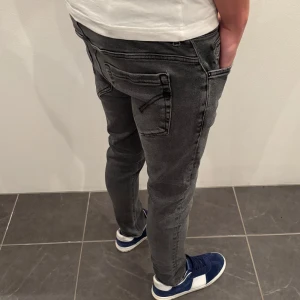 Dondup Jeans George  - Dondup Jeans George! Trendigaste jeansen på marknaden.  Skick= 9,5/10 Ny pris= 4000 kr Säljs för= 849 kr