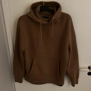 hoodie från Pull&Bear - Snygg pull&bear hoodie som e grymt mysig o schysst förvaring i fickorna. 
