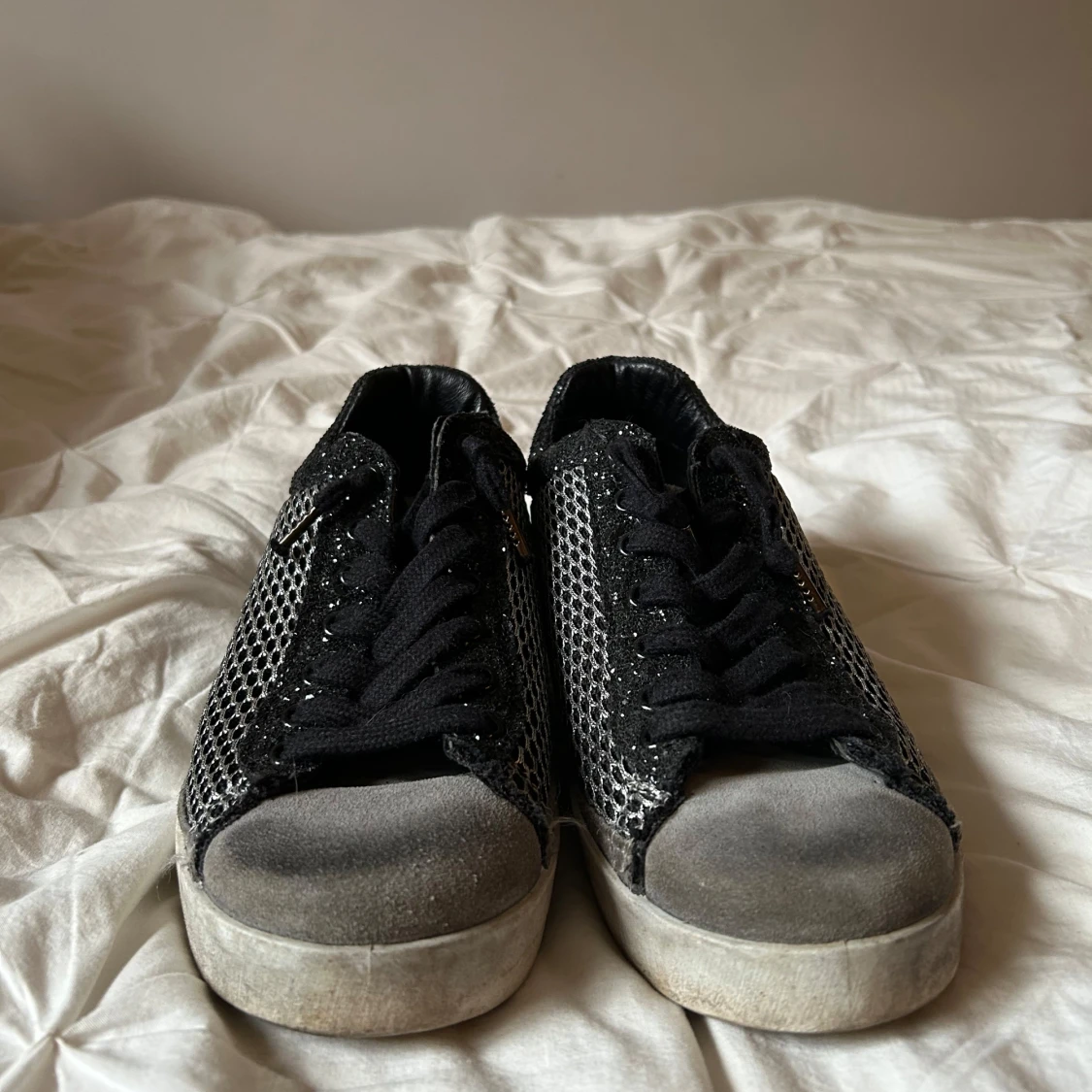 Svarta sneakers med glittrig detalj - 90