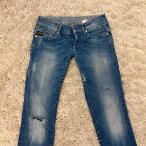 Lågmidjade håliga jeans  - As snygga lågmidjade jeans med hål, väldigt bra skick⭐️ skriv privat vid frågor eller intresse, kolla gärna in mina andra annonser