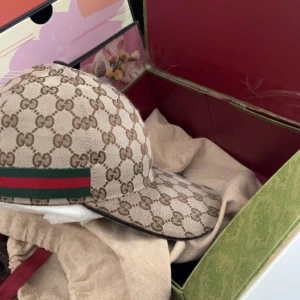 Beige keps med GG-mönster - Vill sälja den för att jag ska beställa en Gucci keps i en annan storlek för har växt ut håret