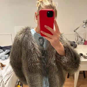 Pälsjacka  - Säljer en snygg grå pälsjacka med fluffig textur. Jackan har en öppen design och långa ärmar, perfekt för att hålla sig varm!!
