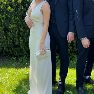 Balklänning - Säljer min så så fina balklänning ifrån meshki. En väldigt elegant långklänning med djup v-ringning och öppen rygg. Köpte den för 1385kr och har bara använts en kväll! Är i storlek xxs, men skulle säga att den är som en xs/s. ✨färgen heter ”silver” men skulle säga att den är en vit/beige/silver blandning i färgen.☺️