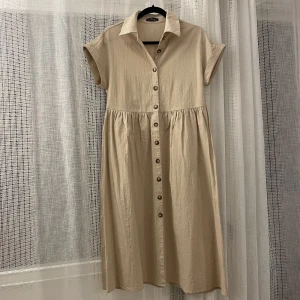 Beige klänning från Emery Rose - Snygg beige klänning från Emery Rose med korta ärmar och knappar framtill. Använd två gånger bara✨✨