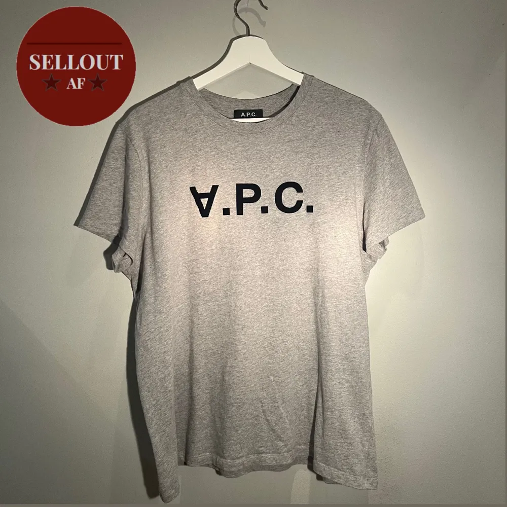Assnygg t-shirt från APC i nyskick. Använd endast två gånger. Den är grå och i storlek M men sitter som en ganska liten M. Jag är 186cm och den är aningen för liten för mig. . T-paidat.