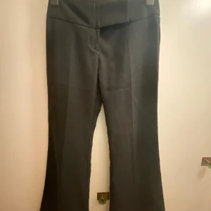 Svarta vida glittriga kostymbyxor - Säljer dessa väldigt snygga Low waist/ Mid waist svarta vida glittriga kostymbyxor från H&M Divided. Dem har varit använda endast några få gånger💗Jag är 163 cm och skulle säga att de går ner till mina fötter.