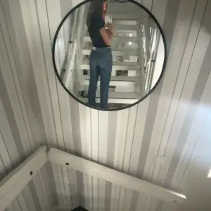 Säljer mina acne jeans då de inte kommer till användning och inte sitter 100% bra som mig (Köpte här på plick) Älskar jeansen men säljer då de inte sitter jätte bra på just mig,de är en blandning mellan raka och bootcut!Skriv vid frågor, köpta på plick för 400kr