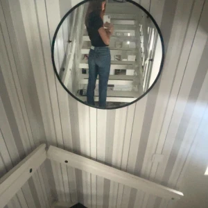 Blå jeans - Säljer mina acne jeans då de inte kommer till användning och inte sitter 100% bra som mig (Köpte här på plick) Älskar jeansen men säljer då de inte sitter jätte bra på just mig,de är en blandning mellan raka och bootcut!Skriv vid frågor, köpta på plick för 400kr