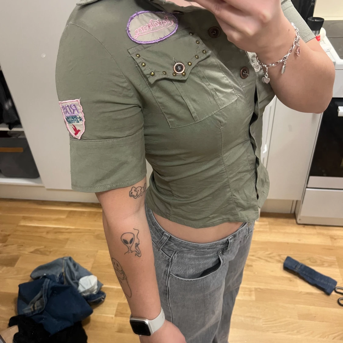 Kortärmad topp med broderier - 93