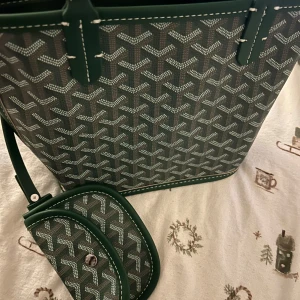 Mini grön väska - Mini grön väska oanvänd, för 300kr