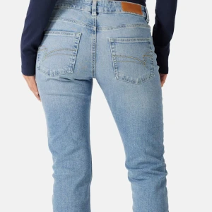 Junkyard jeans - Ljusblå bootcut jeans  från junkyard med detaljer på bakfickorna. Aldrig använda, prislapp kvar, pris kan diskuteras men köpa för 599.