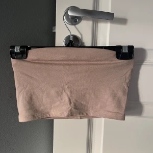 Beige tubtopp  - Säljer en stilren beige tubtopp i mjukt material från Lager157. Tröjan är i nyskick och har endast kommit till användning 1-2 gånger