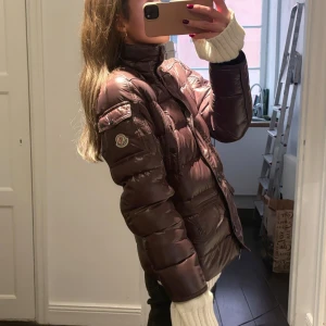 Moncler jacka - Så fin vinterjacka från Moncler i en modell från början av 00 talet. Känns som ny och har inga defekter. Köpt på vestiaire så finns äkthetsbevis. Strl 1, skulle säga att den motsvarar S. Den är fodrad med du så den är varm. Är i en brun/vinröd färg. För referens jag jag 167 cm.