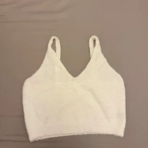 Vit mjuk topp - Fin och mysig topp med smala axelband. Enkel och stilren design som passar till det mesta.