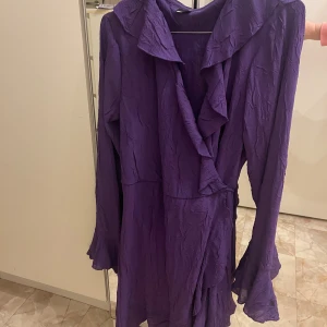 Klänning  - Klänningen är från Gina Tricot har använts en gång väldigt fint på 