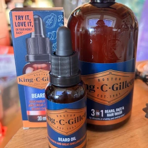 Skäggvårdsset från King C Gilette! - Beard, face & hair wash 250 ml och Beard oil 30 ml från King C Gilette. Nytt och oöppnat!