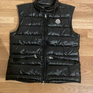 Moncler gui väst - Hej! Säljer nu min fina moncler gui väst i storlek 1. Den är i mycket bra skick och är använd 7-9 gånger. De är lite fel på dragkedjan men den funkar så väljer just detta pris 