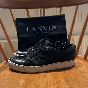  Svarta Lanvins - Tja säljer ett par feta Landvins. Färgen på skorna är svarta och storleken är 42 men passar även 43.  Skick 7/10 och dustbag ingår. Hör gärna av er vid minsta tanke.