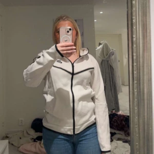 Vit nike tech fleece  - Säljer en vit nike tech fleece  som inte kommer till användning. Den har en liten fläck 