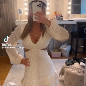 Studentklänning  - Vit klänning ifrån cider. Passar perfekt till studenten💕 endast använd en gång så i toppen skick🎀🌸🌸