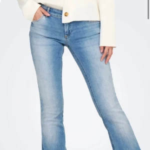 Blå jeans från Only - Snygga blå jeans från Only med medelhög midja, skulle säga att de är lågmidjade💕köpte igår och säljer pga att de ej går att lämna tillbaks då jag har slängt kvittot. Nypris 549. Skriv vid frågor💕