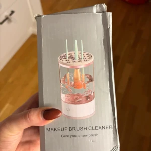 Makeup Brush Cleaner - Praktisk rengörare för sminkborstar som effektivt tvättar och torkar borstar snabbt. Perfekt för att hålla dina sminkverktyg rena och fräscha. Enkel att använda med en knapptryckning. Endast testat en gång men har inget behov av den. 