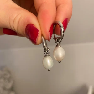Silverörhängen med pärlor - Snygga silverörhängen med hängande vita pärlor. Perfekta för att ge en elegant touch till din stil. De är enkla att matcha med olika outfits och tillfällen. Använda vid få tillfällen!pris kan diskuteras 