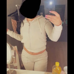 sälj/byta mot ett mörkt blått juicy sett  - Någon i Örebro som skulle kunna tänka sig byta till ett mörkblått juicy sett, med både tröjan och byxorna i storlek xs 