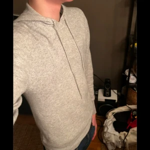 Grå Soft Goat Hoodie 100% Kashmere - Säljer en stilren grå kashmere hoodie från Soft Goat. Tröjan är tillverkad i mjukt material och har en klassisk design med huva och långa ärmar. Perfekt för en avslappnad look. Ny pris runt 3.7k mitt pris 1499kr🙌😉 tröjan är sparsamt använd och har en väldigt bra lagning på vänstra armbågen! (Lagad av softgoat själva) skriv om ni har några funderingar samt pris förslag!🙌🥰