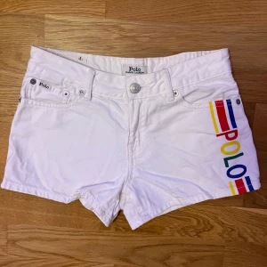 Polo Ralph Lauren Shorts Kids - Äkta Polo Ralph Lauren vita shorts för barn. Använt en gång, men är för små för mig.💕 Storlek= 150 (12-14år) Midjemått: 35cm Lågmidjan: 13cm A: 23cm