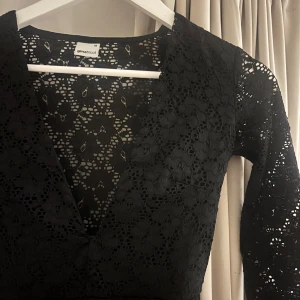 Svart spets topp från Gina Tricot - Superfin! Aldrig använd😇